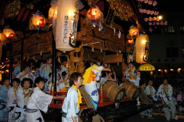 【秋田市内~井川さくら発】 桟敷席より見物 豪華絢爛な10町内の屋台が地区内を巡行!花輪祭の屋台行事「花輪ばやし」 復路夜行2日間1